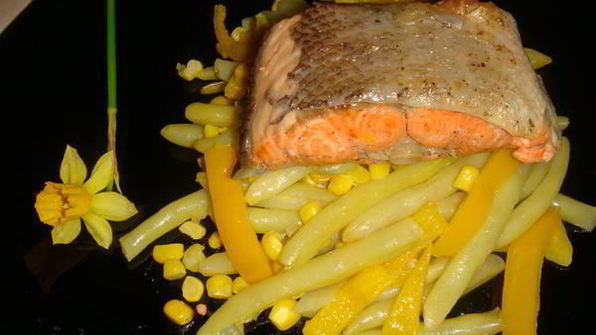 красная рыба на желтой подушке