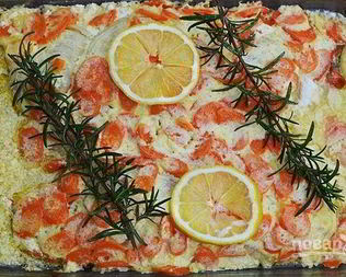 Красная рыба с морковью и луком