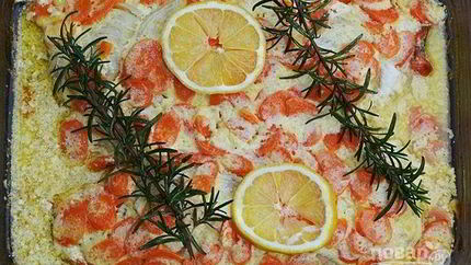 Красная рыба с морковью и луком