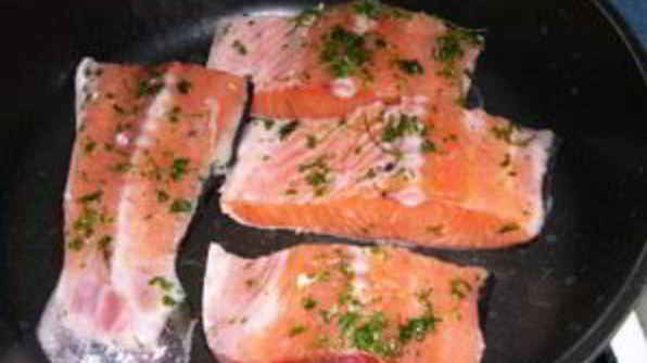 лосось на сковороде