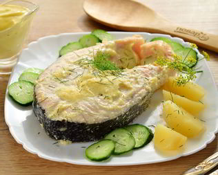 Лосось под майонезом, запеченный в рукаве