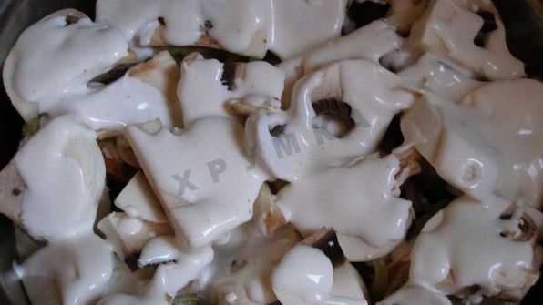 минтай в сметане в духовке с шампиньонами