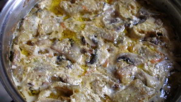 минтай в сметане в духовке с шампиньонами