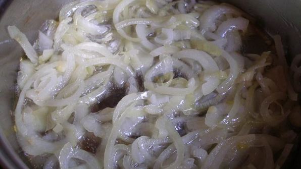 минтай в сметане в духовке с шампиньонами