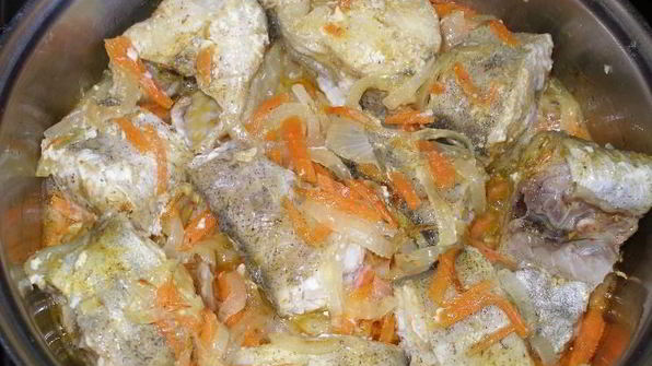 минтай в сметане в духовке с шампиньонами