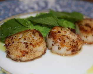 Морские гребешки с пюре из зеленого горошка