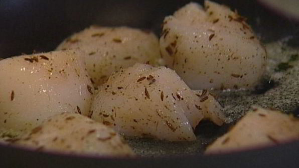 морские гребешки с пюре из зеленого горошка