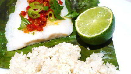 Рыба с соусом самбал и кокосовым рисом