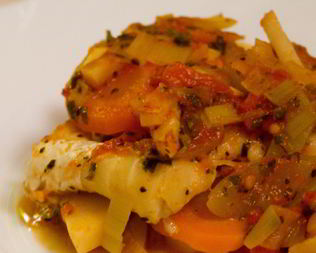 Рыба, запеченная с овощами