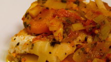 Рыба, запеченная с овощами