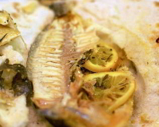 Рыба, запеченная в соли