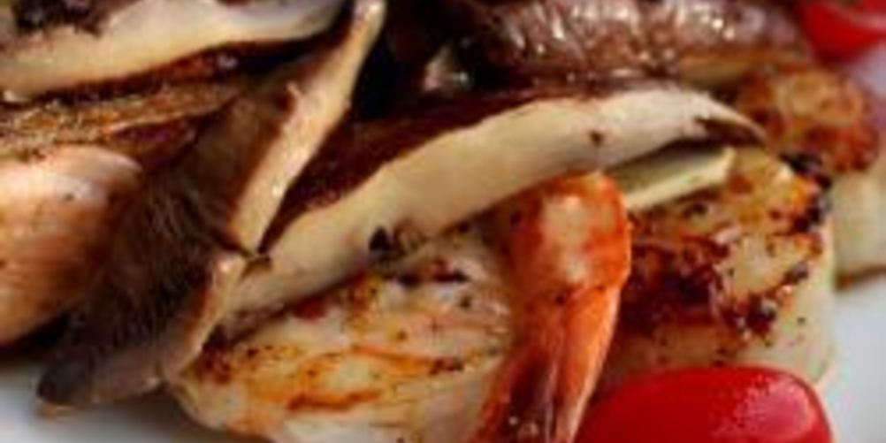 Рецепт семги с креветками и грибами