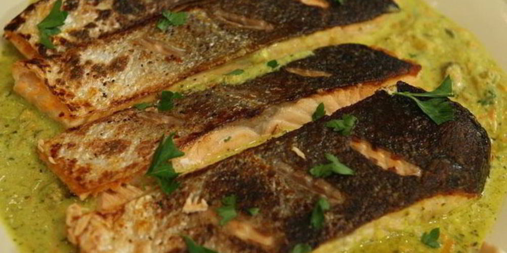 Рецепт семги со сливочным соусом из белого вина и мидий