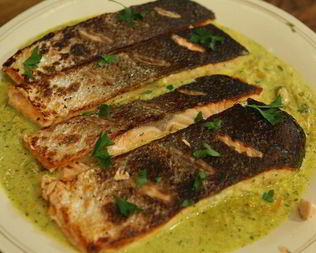 Семга со сливочным соусом из белого вина и мидий