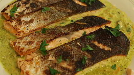 Семга со сливочным соусом из белого вина и мидий