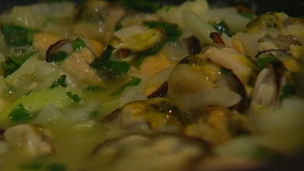 семга со сливочным соусом из белого вина и мидий