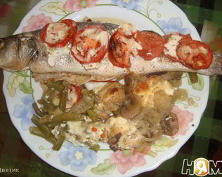 Сибас запеченный с овощами