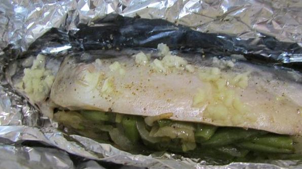 скумбрия, фаршированная стручковой фасолью