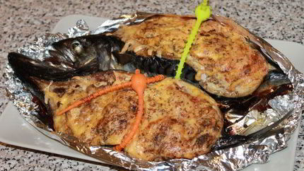 Скумбрия, фаршированная сыром и грибами