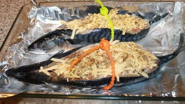 скумбрия, фаршированная сыром и грибами