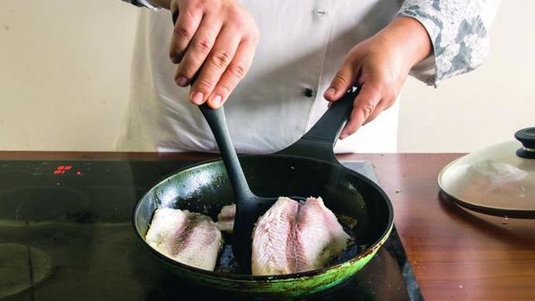 тилапия с чесночным соусом