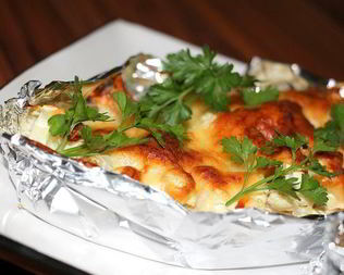 Тилапия с цветной капустой под сыром Джюгас