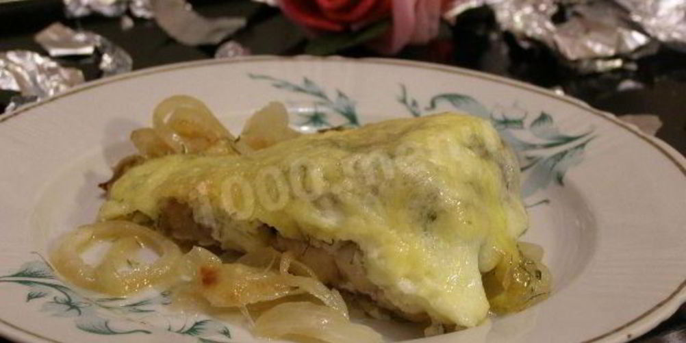 Рецепт толстолобика с луком и сметаной в духовке