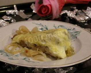 Толстолобик с луком и сметаной в духовке