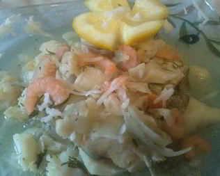 Треска в горчичном соусе с креветками и зеленью