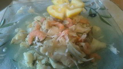 Треска в горчичном соусе с креветками и зеленью