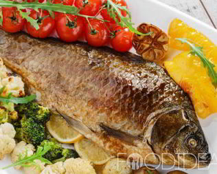 Треска, запеченная в фольге с помидорами и картофелем