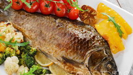 Треска, запеченная в фольге с помидорами и картофелем