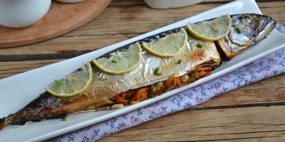 Рецепт запеченной скумбрии в фольге с морковью