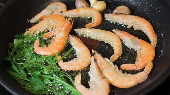 жареные креветки с соусом