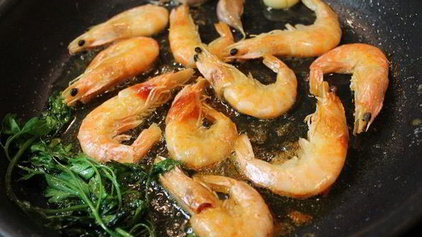 жареные креветки с соусом