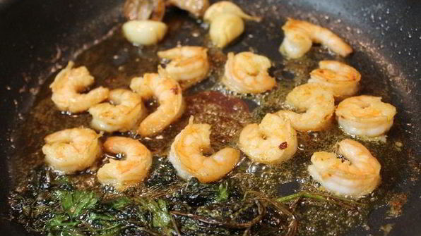 жареные креветки с соусом