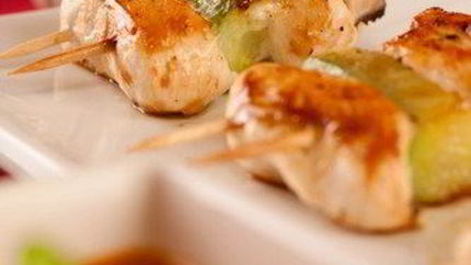 Куриные шашлыки с пюре из батата и с пюре из зеленого горошка и мяты