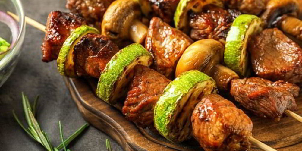 Рецепт острого шашлыка из говядины с шампиньонами и кабачками