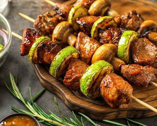 Острый шашлык из говядины с шампиньонами и кабачками