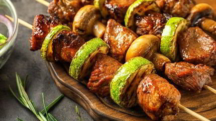 Острый шашлык из говядины с шампиньонами и кабачками