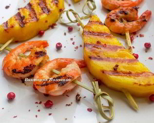 Шашлычки из креветок и манго