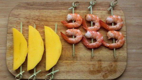 шашлычки из креветок и манго