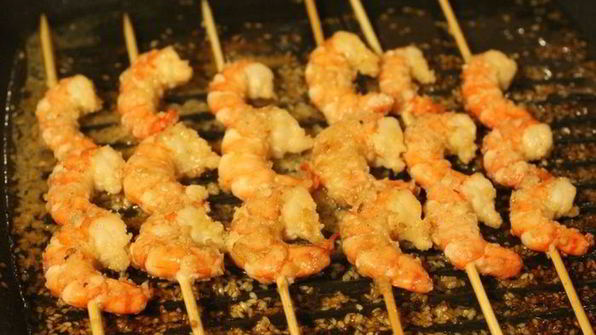 шашлычки из креветок с кунжутом