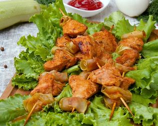 Шашлык из индейки с кабачком