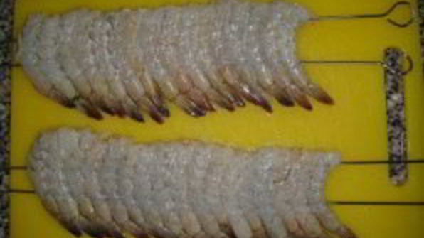 шашлык из креветок на шпажках