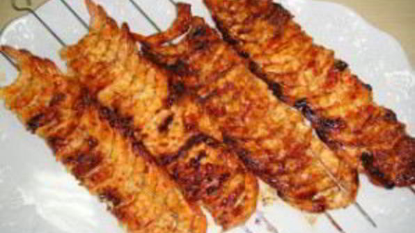 шашлык из креветок на шпажках