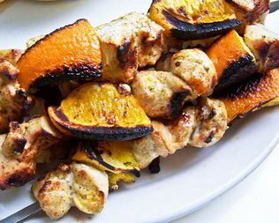 Шашлык из куриного филе с апельсинами