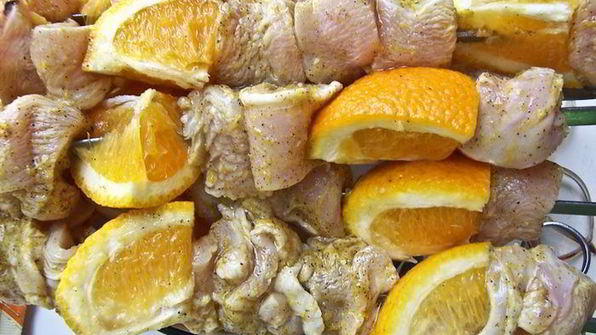 шашлык из куриного филе с апельсинами