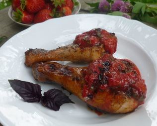 Шашлык из курицы с клубнично-базиликовым соусом