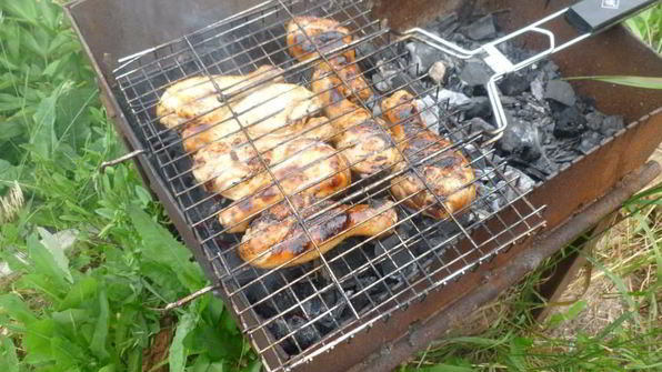 шашлык из курицы с клубнично-базиликовым соусом